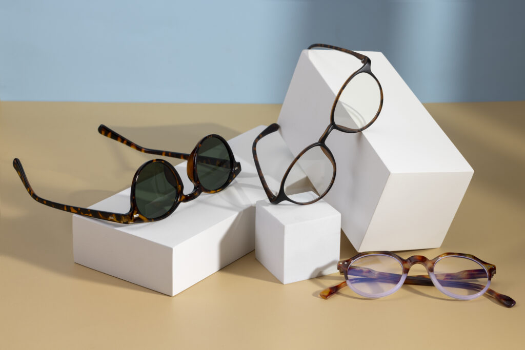 glasses with slightly rounded frame (1) glasses with slightly rounded frame (1)